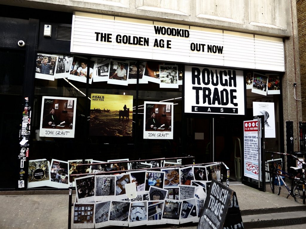 2013-London-S100-44.jpg - Rough Trade. En av de fortsatt ekte platesjappene. 