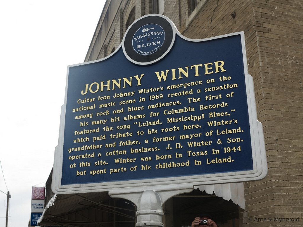 2014-USA-G1X-056.jpg - Johnny Winter kommer jo fra Leland. Fint han fikk denne oppmerksomheten mens han levde.