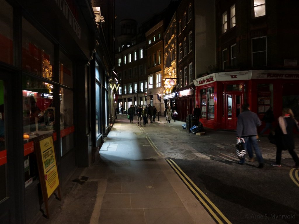 2013-London-S100-46.jpg - By night