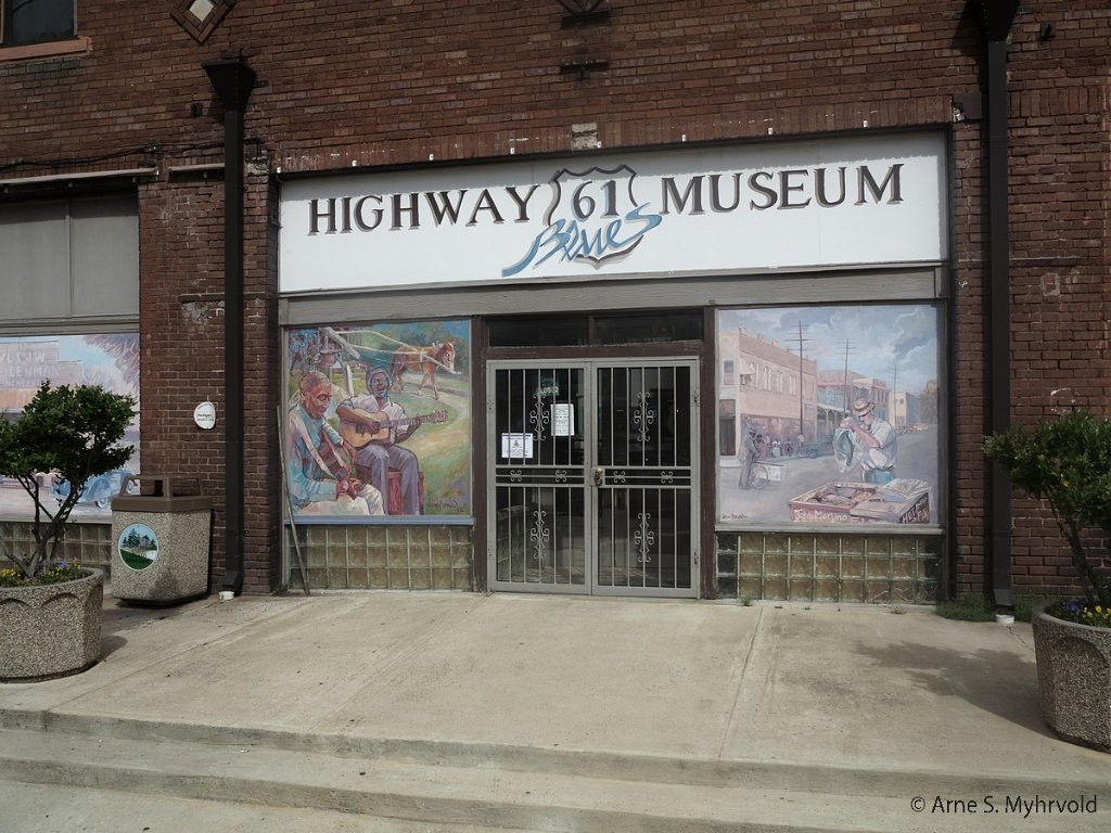 2014-USA-G1X-054.jpg - Highway 61 Museum i Leland